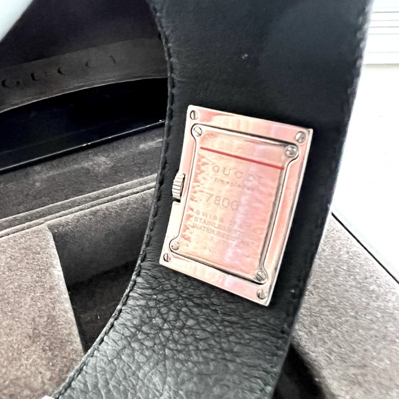 Authentic Vintage Gucci watch with black leather band NIB - Picture 4 of 4